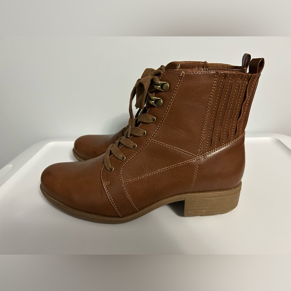 FRYE AND CO. Tan Lace-Up Leather Ankle Boots